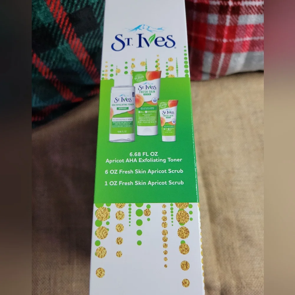 St Ives 3 piece gift Set toner and 2 kinds of scrub
